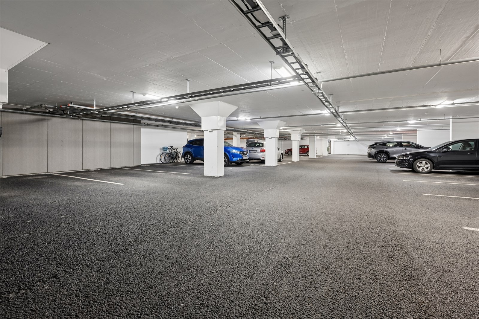 Med leiligheten følger én fast parkeringsplass i lukket garasjeanlegg. Her er også felles sykkelbod og privat sportsbod. Galleribilde