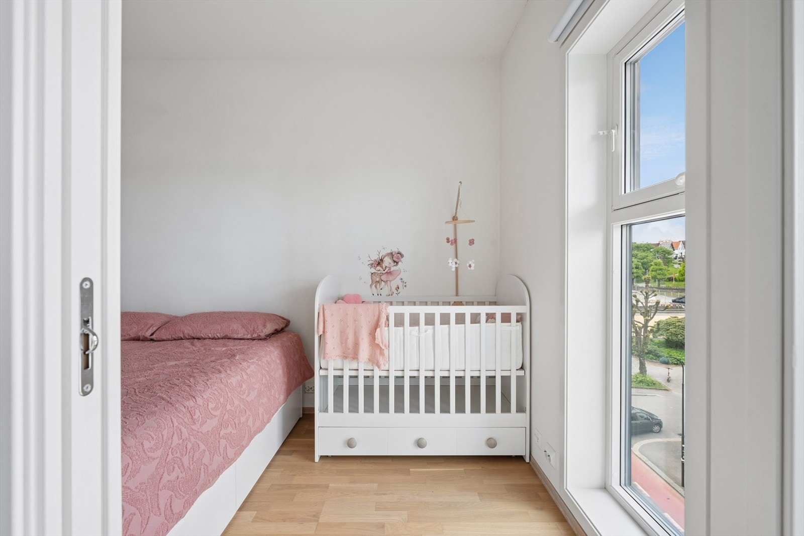Vinduer med 3-lags glass bidrar til god isolasjon og et stabilt inneklima. Galleribilde