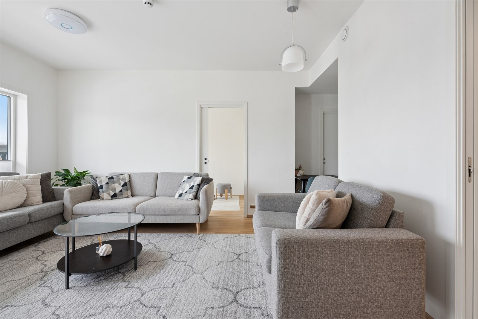 Stuen har god plass til sofagruppe. Vegger mot naboer er i betong, noe som gir god lydisolering. Galleribilde