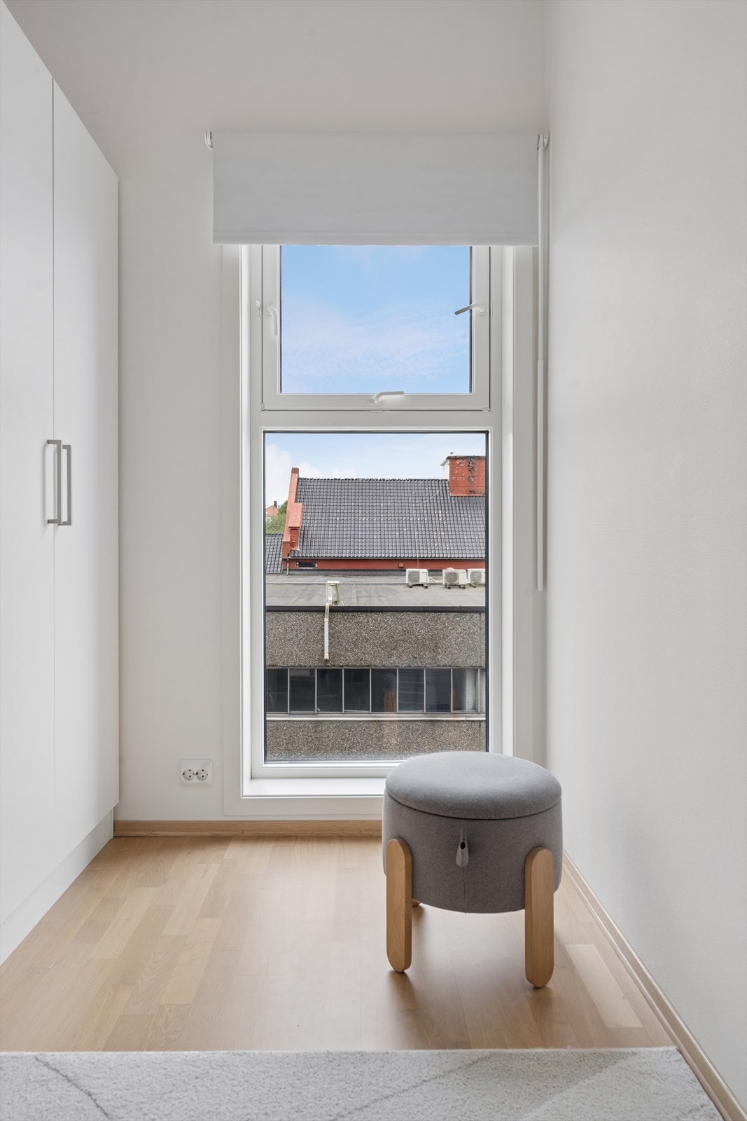 Rommet er lyst og har et rent uttrykk med listefri overgang mellom vegg og tak. Galleribilde