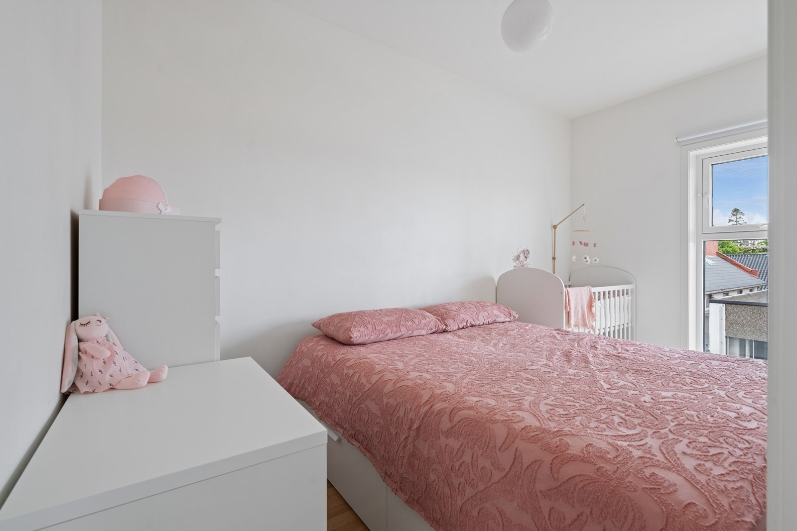 Det ene av leilighetens to soverom. Også her er takhøyden 2,7 meter. Galleribilde