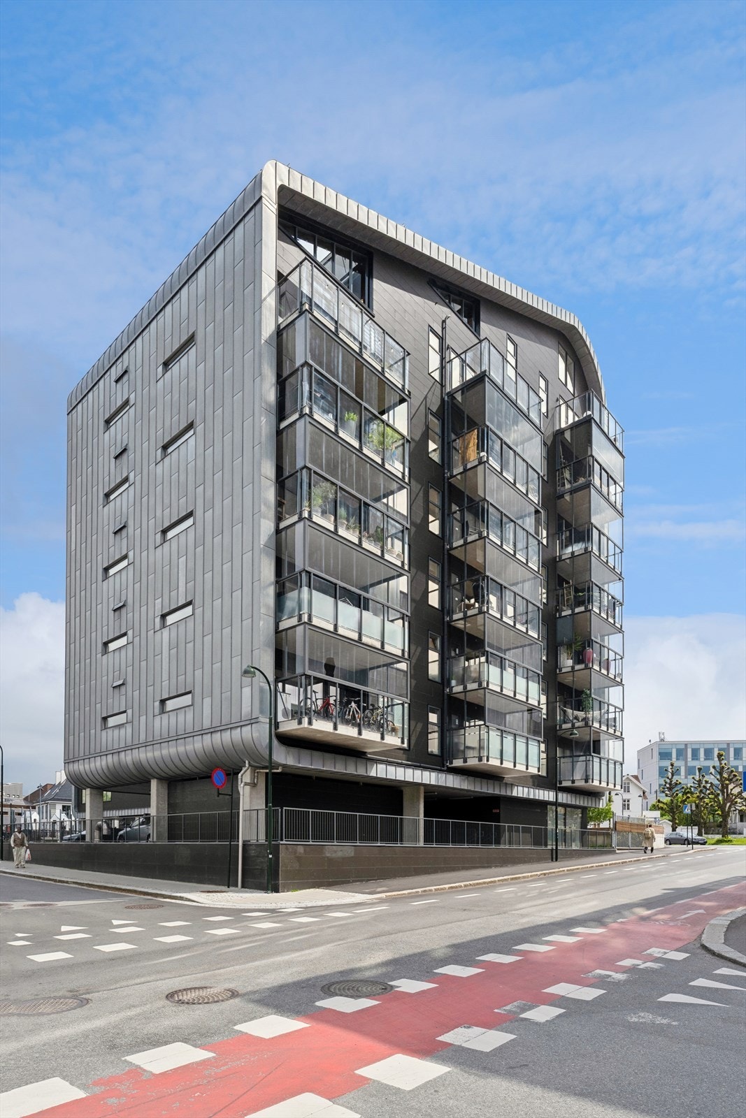 Moderne leilighetsbygg fra 2016 med heis. Fasaden er kledd med fasadeplater. Galleribilde