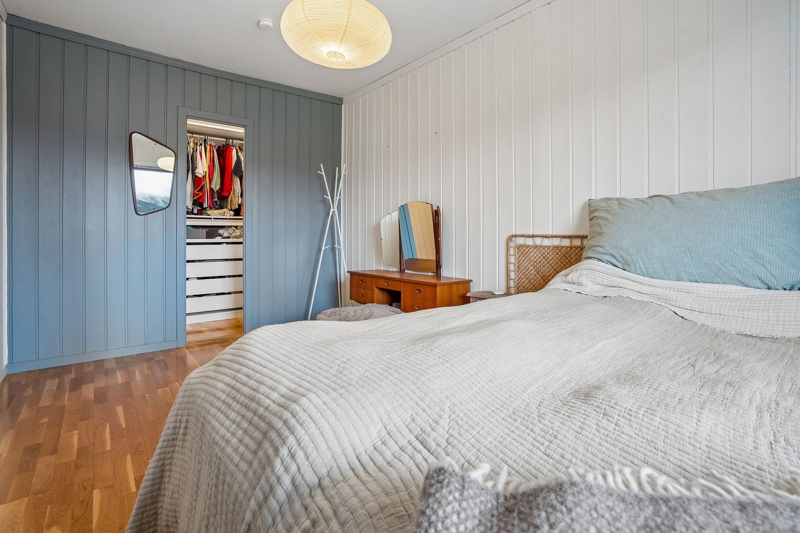 Fra soverommet har man inngang til bod/ garderobe som er innredet med Pax seksjon fra IKEA. Galleribilde
