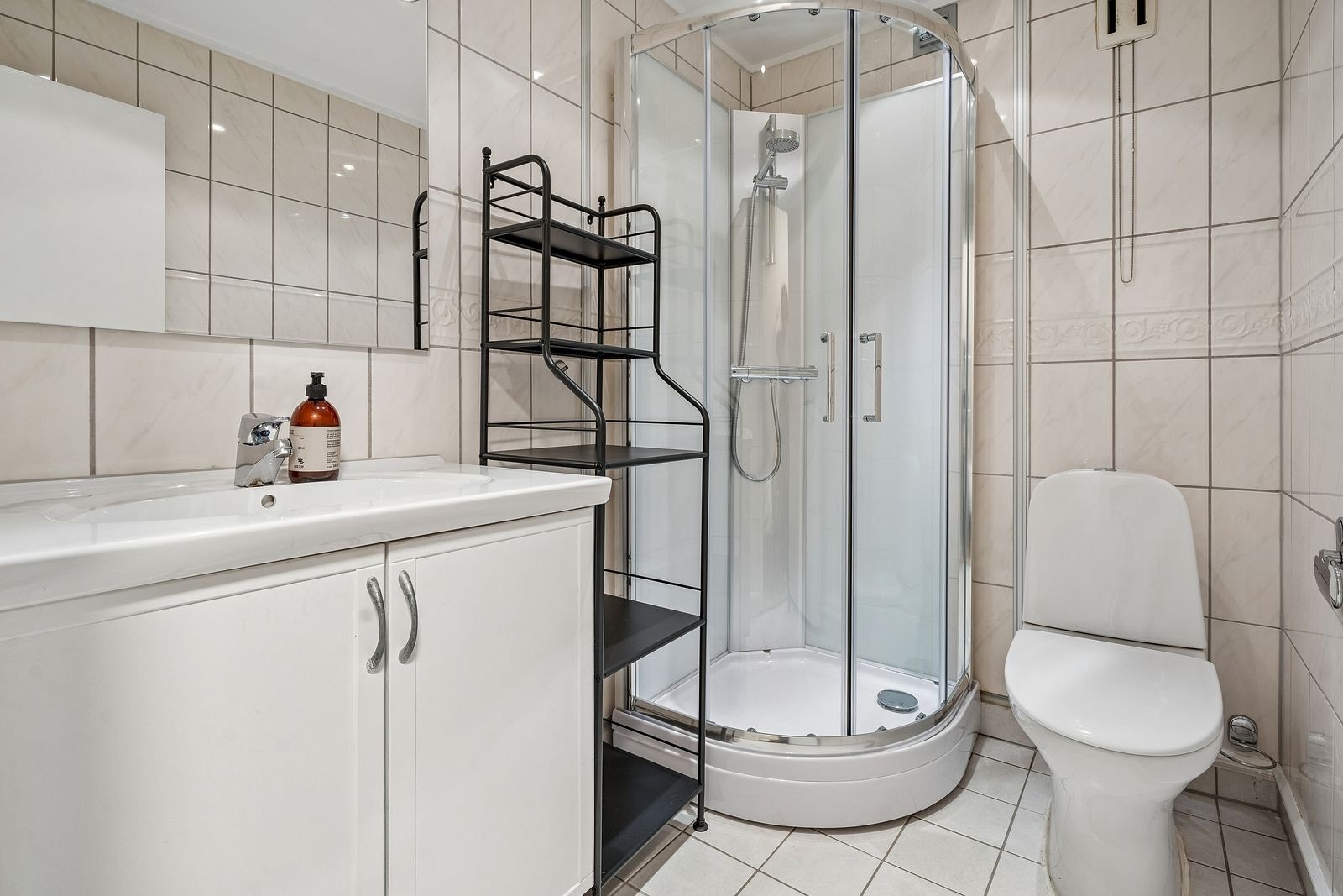 Badet er helfliset og utstyrt med toalett, servant, speil og dusjkabinett. Vaskeri er felles i 1. Galleribilde