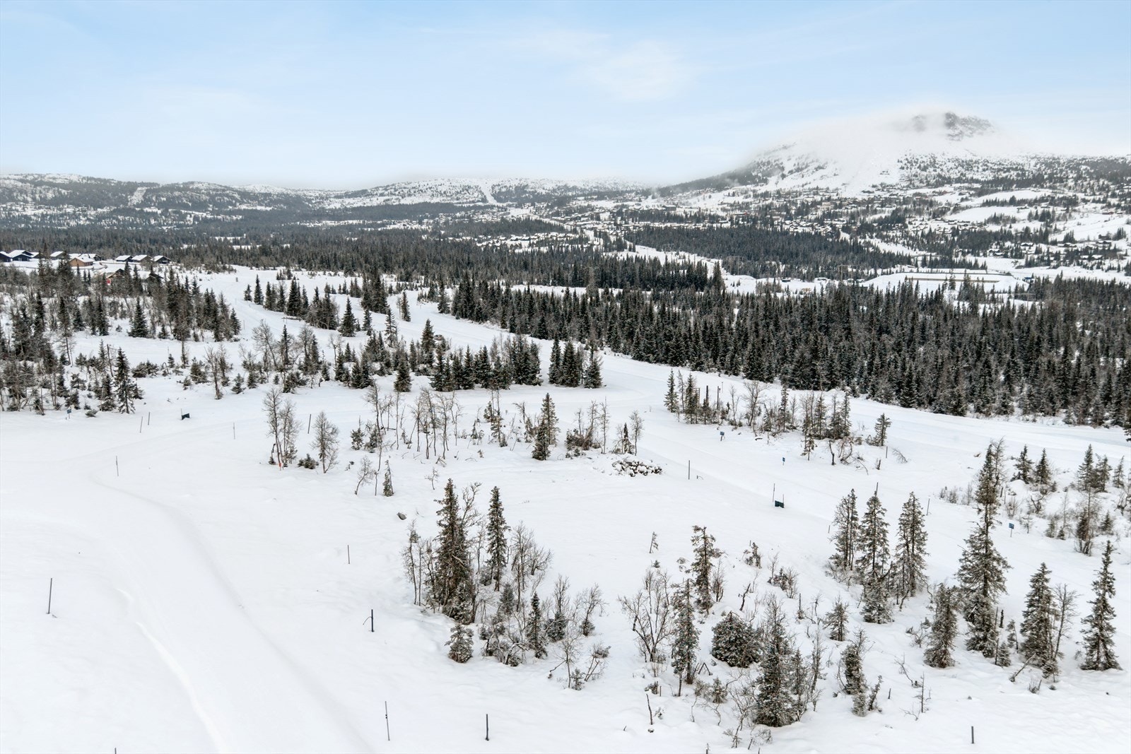 Fra området har man utsikt mot Skeikampens karakteristiske fjelltopp. Galleribilde