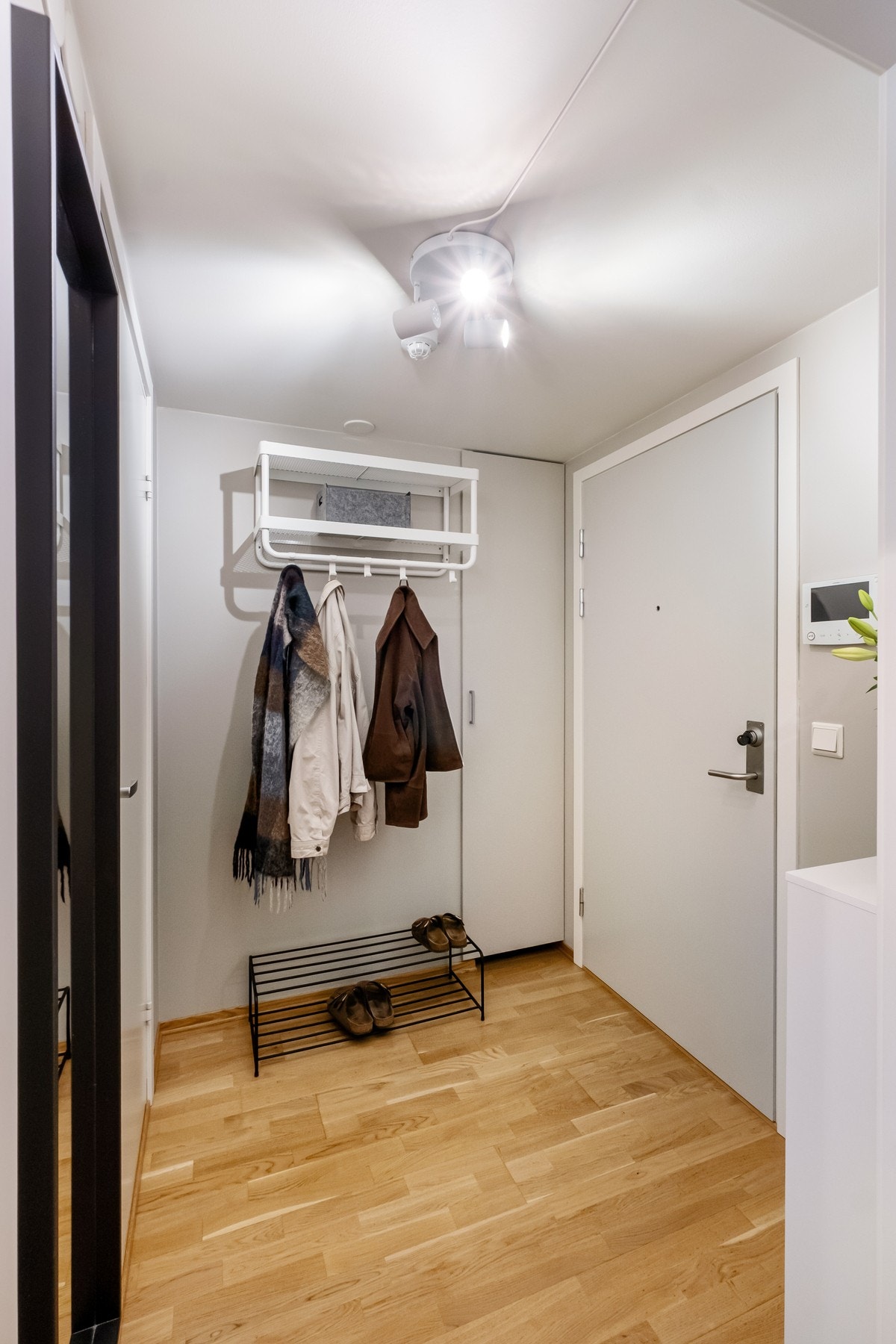 En hyggelig entré ønsker deg velkommen inn! Her er det god plass til å henge fra seg yttertøy. Ytterligere oppbevaring i kjellerbod på ca. 3 m². Galleribilde