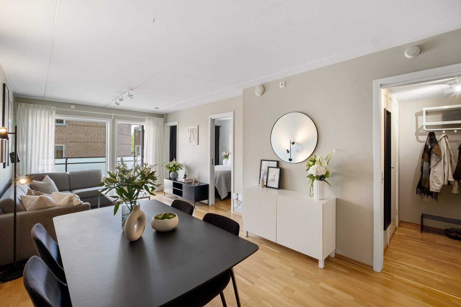 Leiligheten har en lys og luftig stue med kjøkken i åpen løsning. Herfra har man utgang til en herlig balkong. Galleribilde