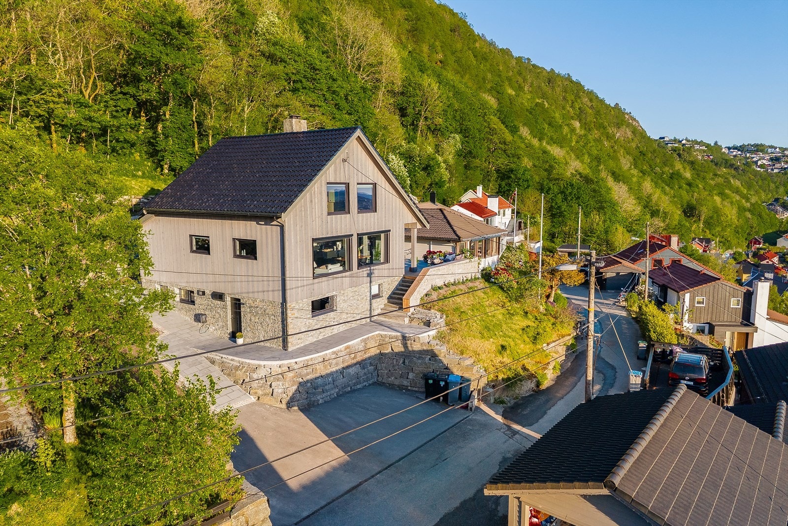 Fra boligen nytes en spektakulær panoramautsikt som gir eiendommen et markant særpreg, samtidig som beliggenheten kombinerer rolige omgivelser med kort avstand til servicetilbud, turterreng og gode kollektivforbindelser. Galleribilde
