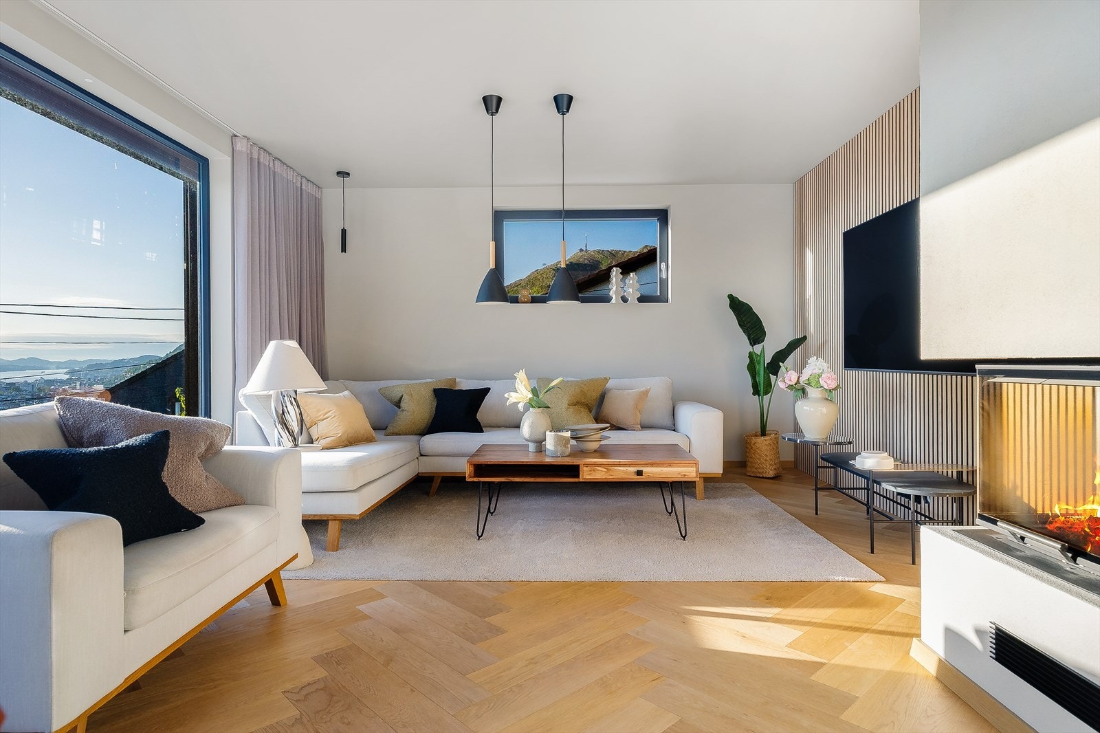 Her kombineres generøse oppholdsarealer med store vindusflater som rammer inn den spektakulære panoramautsikten på en fantastisk måte. Galleribilde