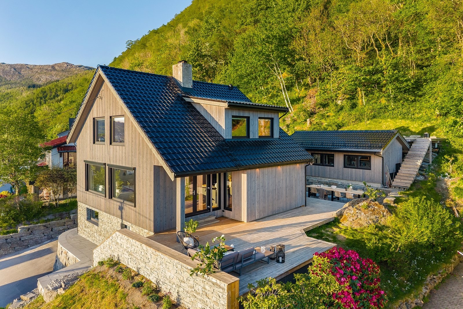 Boligen har en høy, ettertraktet og sentral beliggenhet på Landås med gode solforhold. Galleribilde