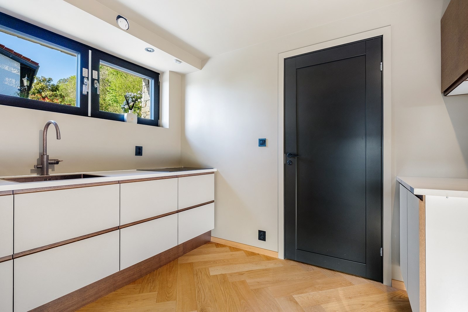 Kjøkkenet har gode arbeidsflater og bidrar til at underetasjen fremstår som en funksjonell og selvstendig del av boligen. Galleribilde