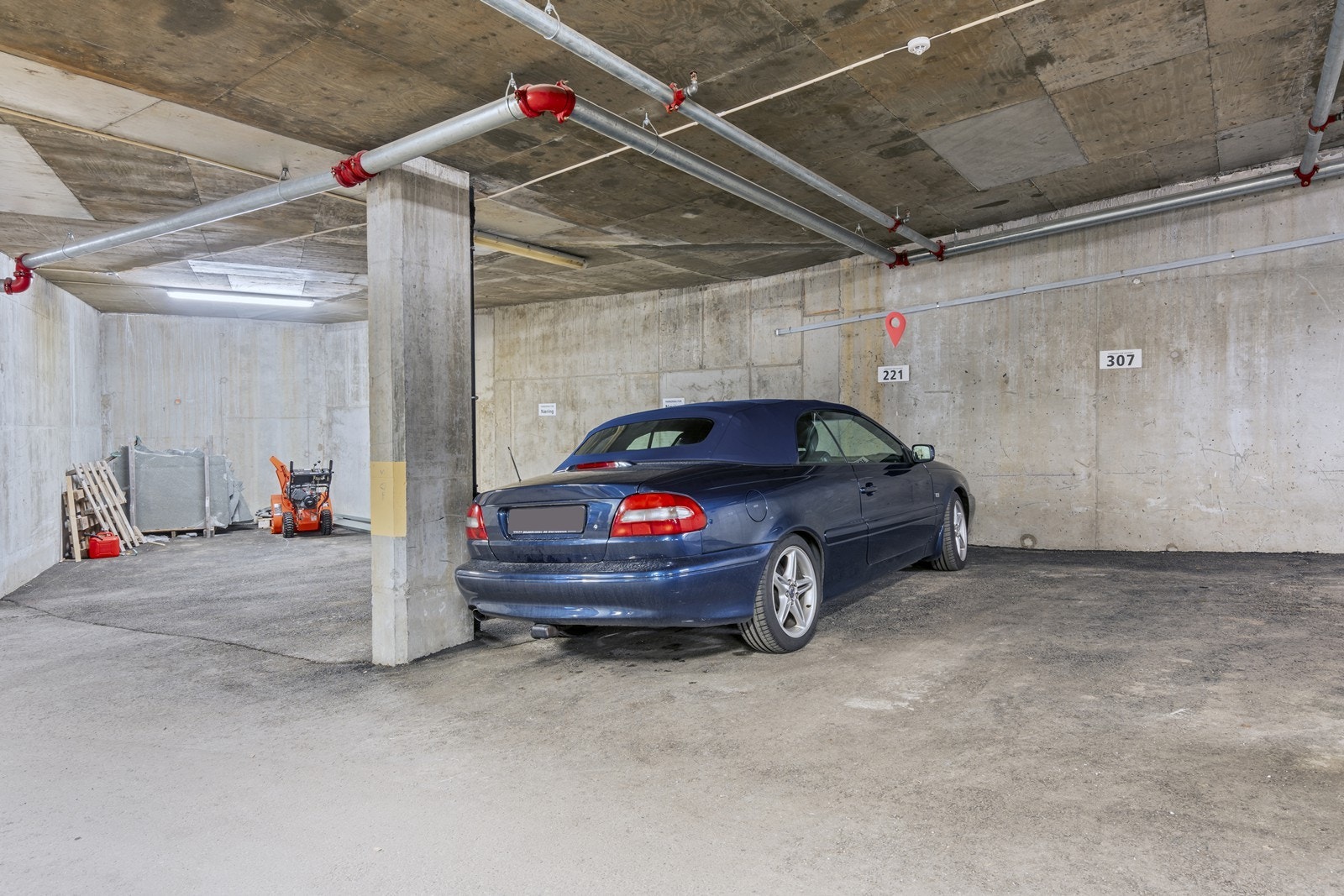 Parkering med mulighet for el-bil lader. Galleribilde