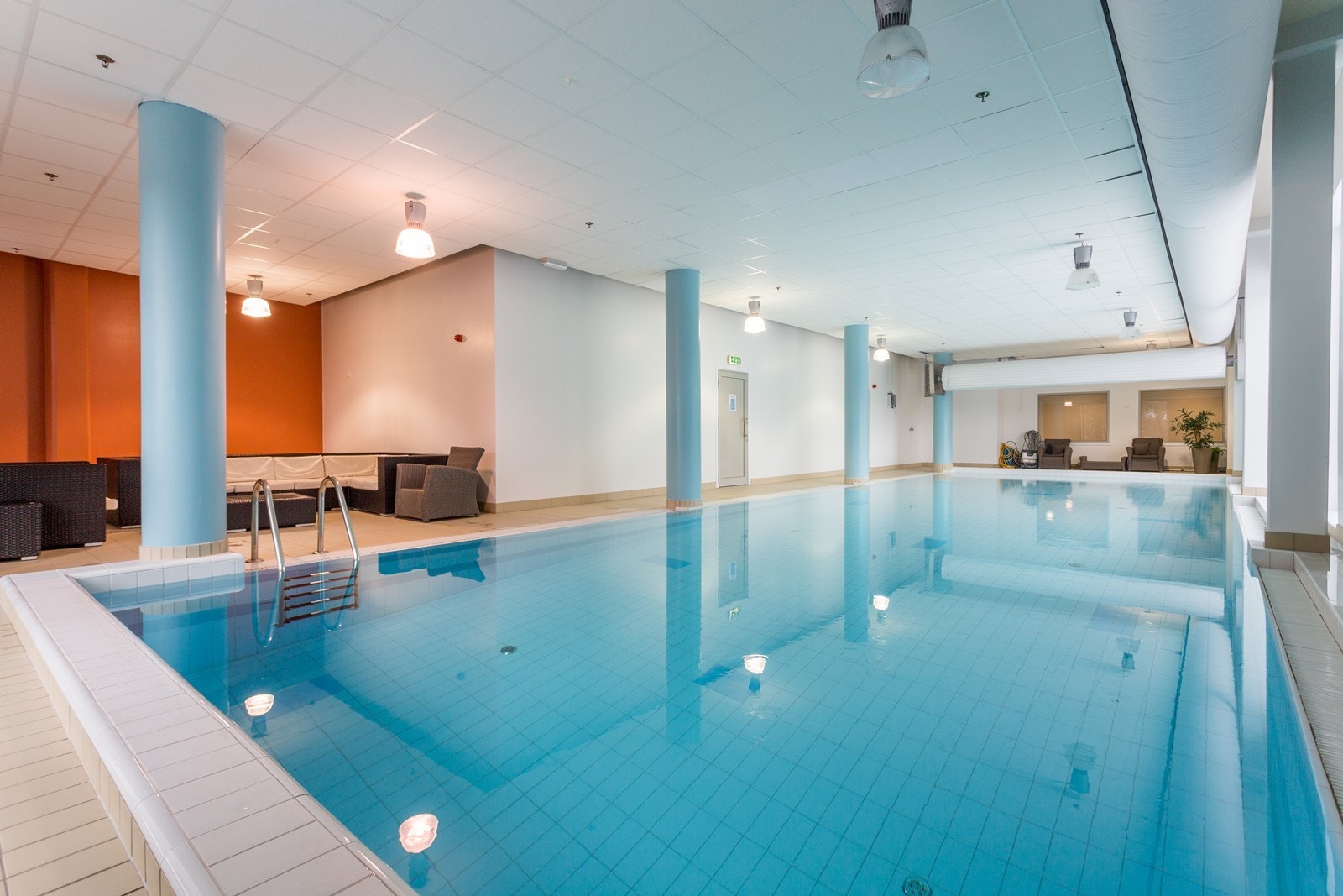 Svømmebasseng 18x5 m med relax områder Galleribilde
