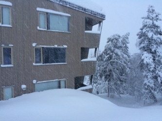 Snøvær på solfonn med leiligheten i bakgrunnen Galleribilde