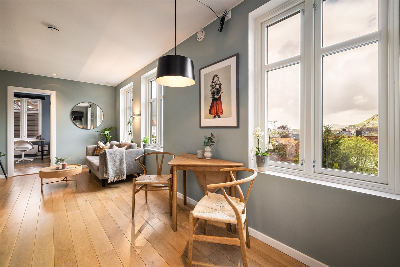 Store vindusflater gir godt med naturlig lys til rommet. Nydelig utsikt retning Fløien og Bergen sentrum. Galleribilde