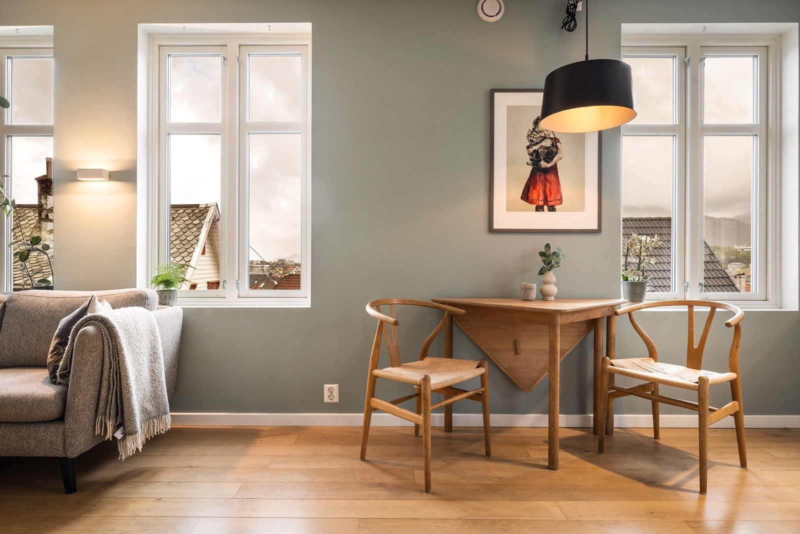 Avsatt plass til sofa- og spisegruppe. Galleribilde