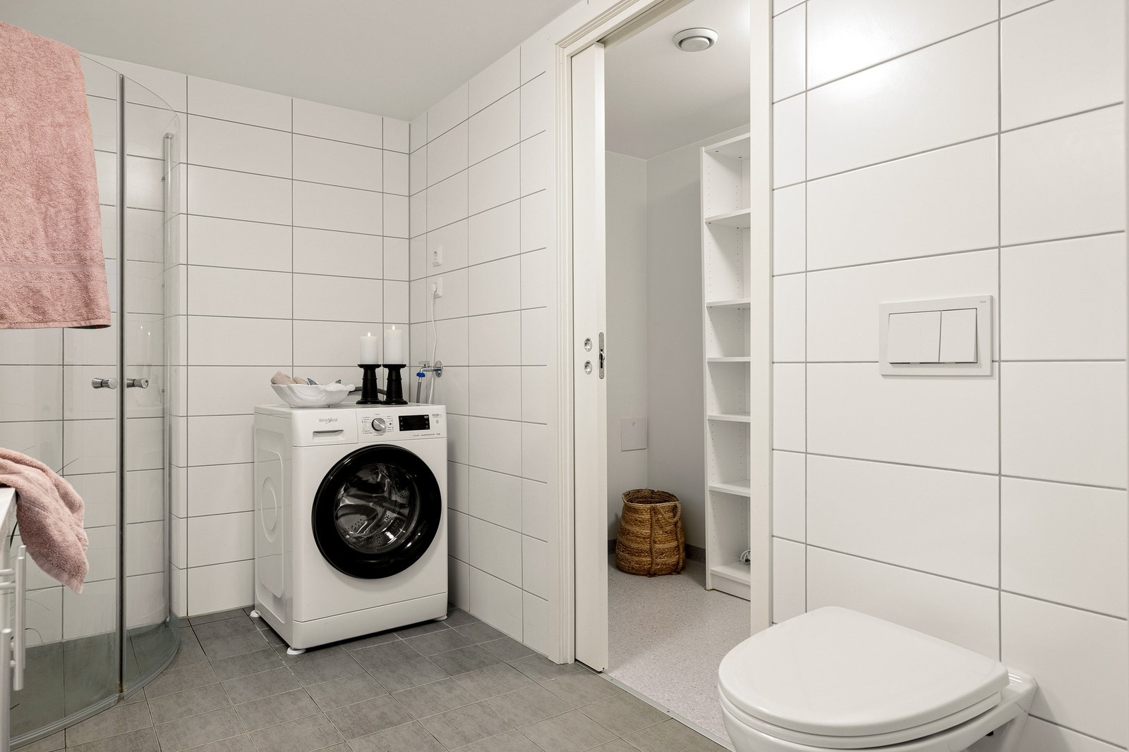 Badet er tilknyttet den innvendige boden for ekstra oppbevaringsplass. Galleribilde