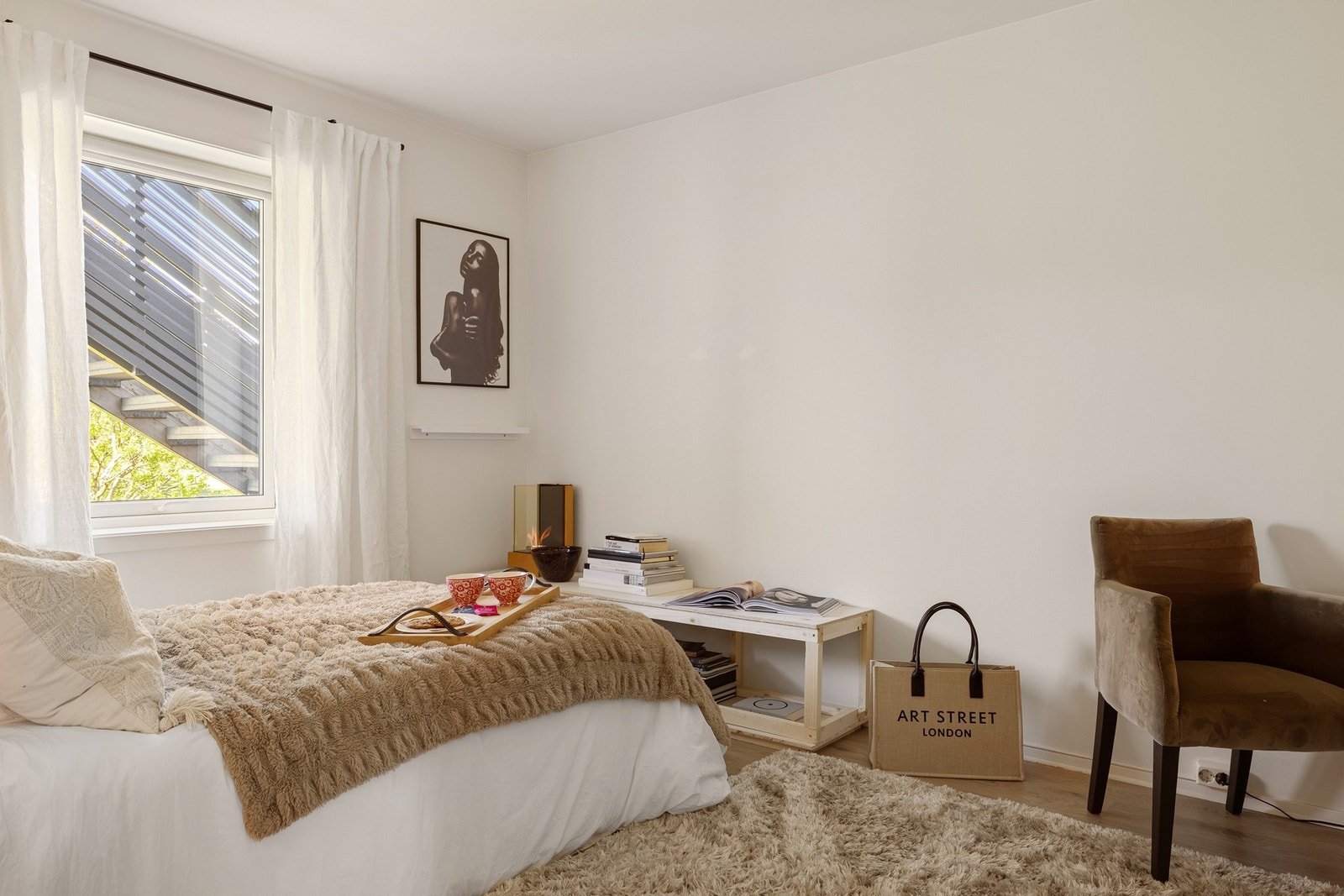 Her er det god plass til en stor seng med nattbord på hver side, samt oppbevaringsplass i en praktisk garderobe. Galleribilde