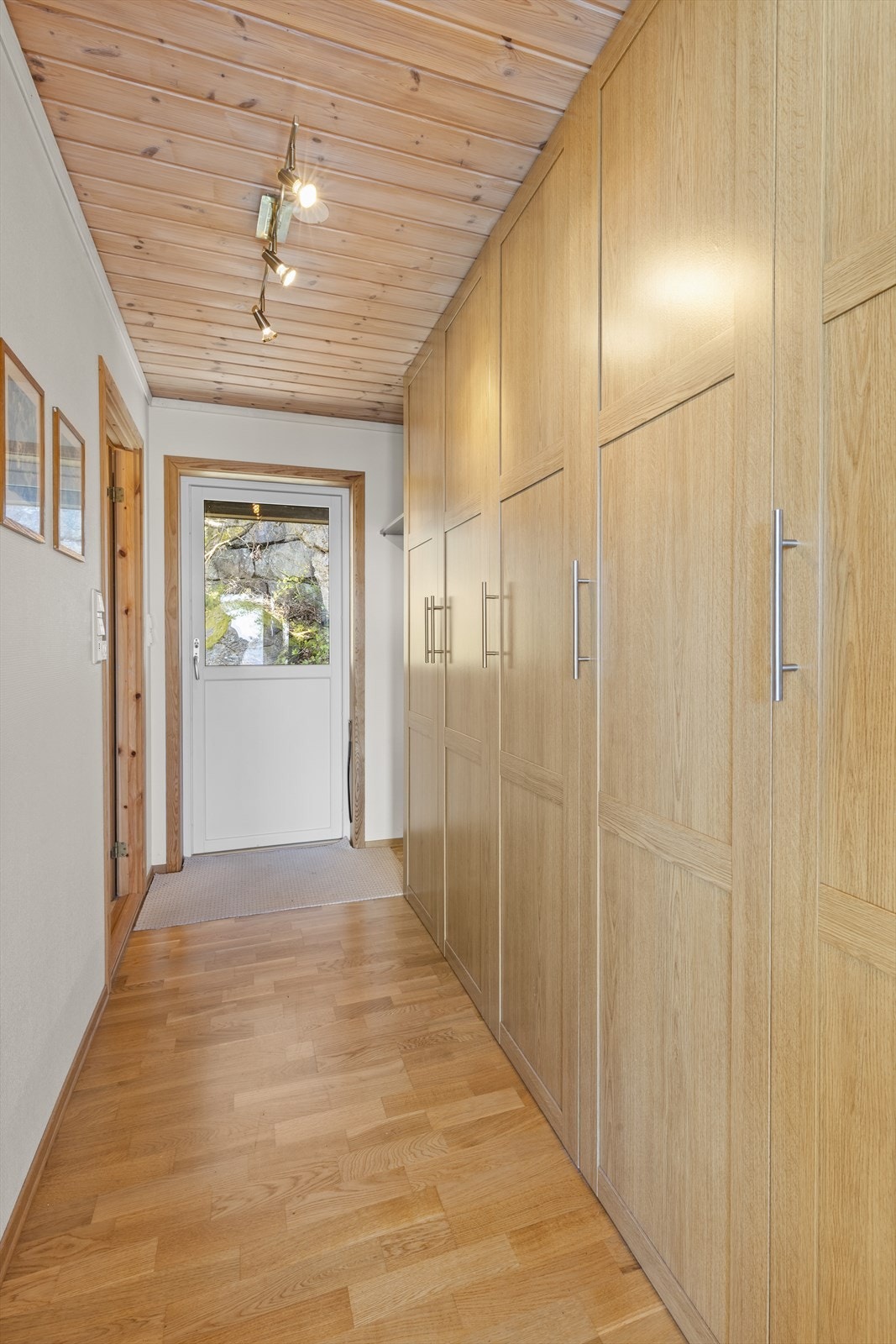 Entréen har rikelig med garderobeplass. Gulvet har parkett, og himlingen har trepanel. Galleribilde