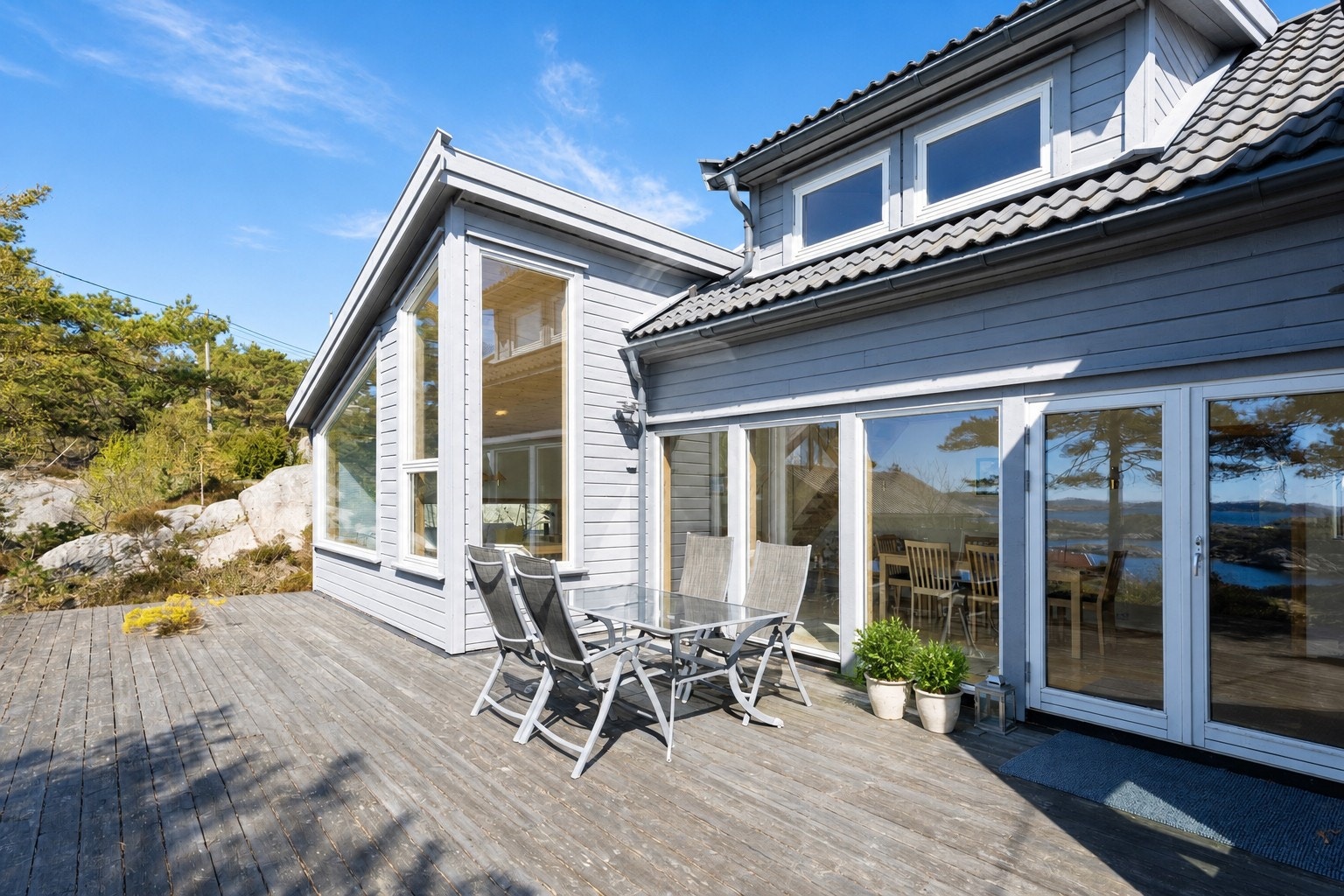 Solrik og romslig uteplass. Galleribilde