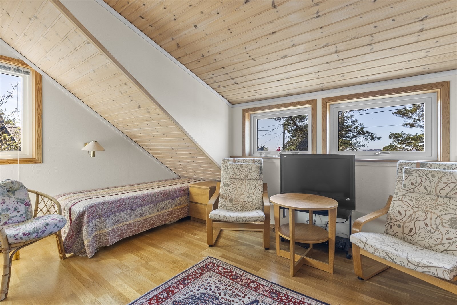 Loftstuen er et lunt og tilbaketrukket oppholdsrom, ideelt som en ekstra TV-stue eller lekerom. Galleribilde
