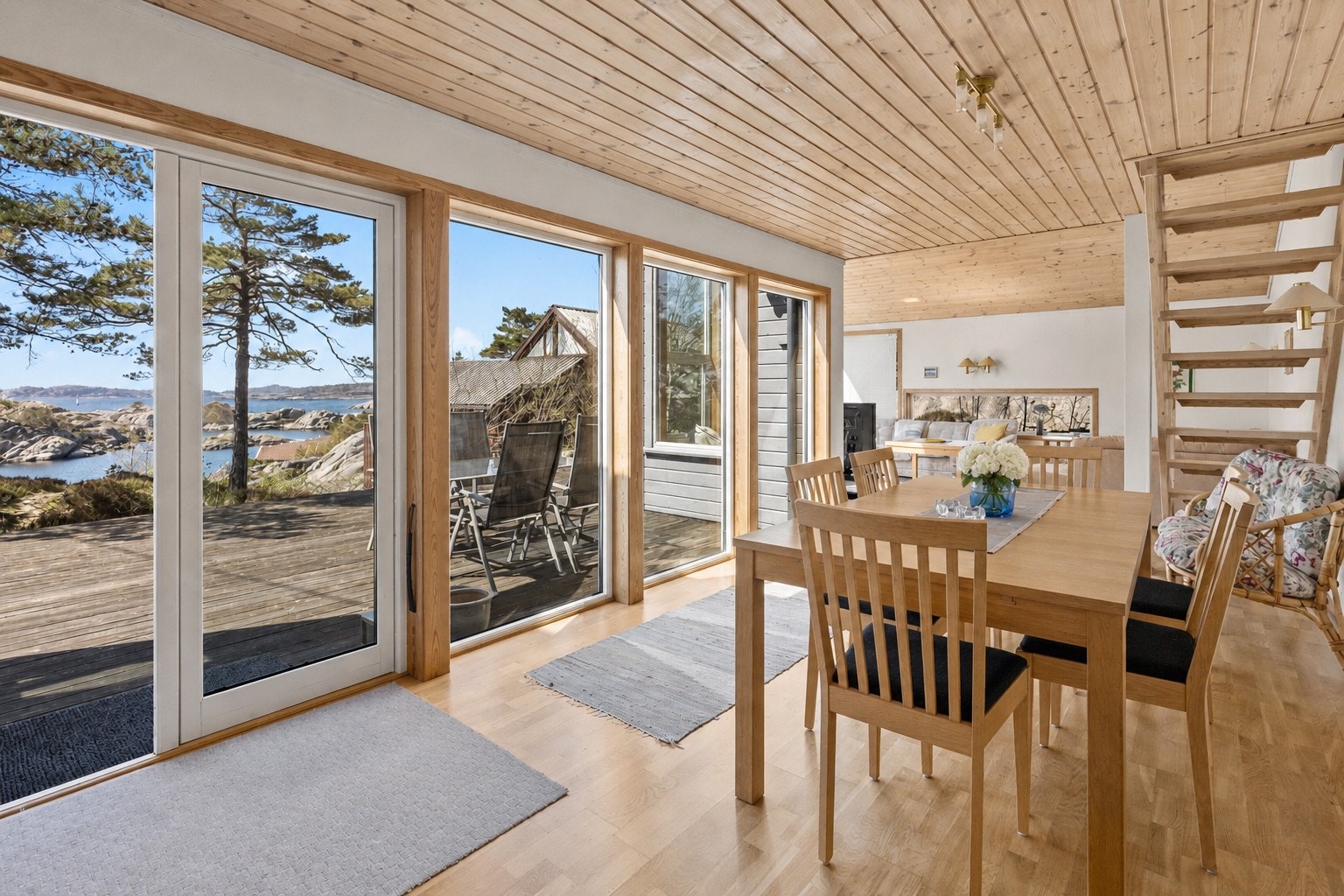 Fra spisestuen er det direkte utgang til den store terrassen. Galleribilde