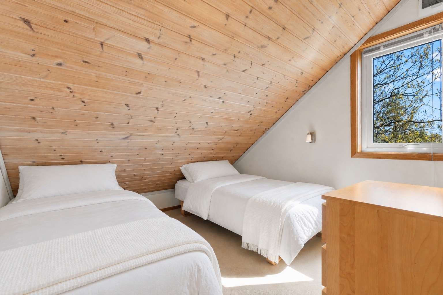 Soverom 1 av 2 på loft Galleribilde