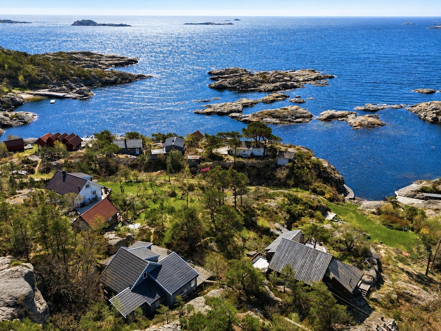 Selv om beliggenheten er tilbaketrukket, er Kristiansand sentrum kun 15-20 minutters biltur unna. Galleribilde