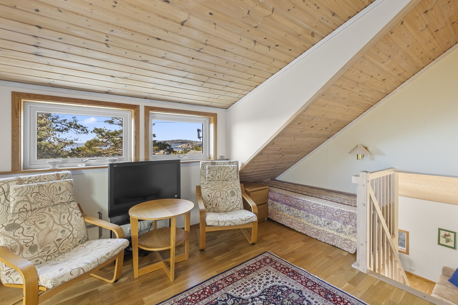 Også fra loftstuen er det fin utsikt mot sjøen og nærområdet. Galleribilde