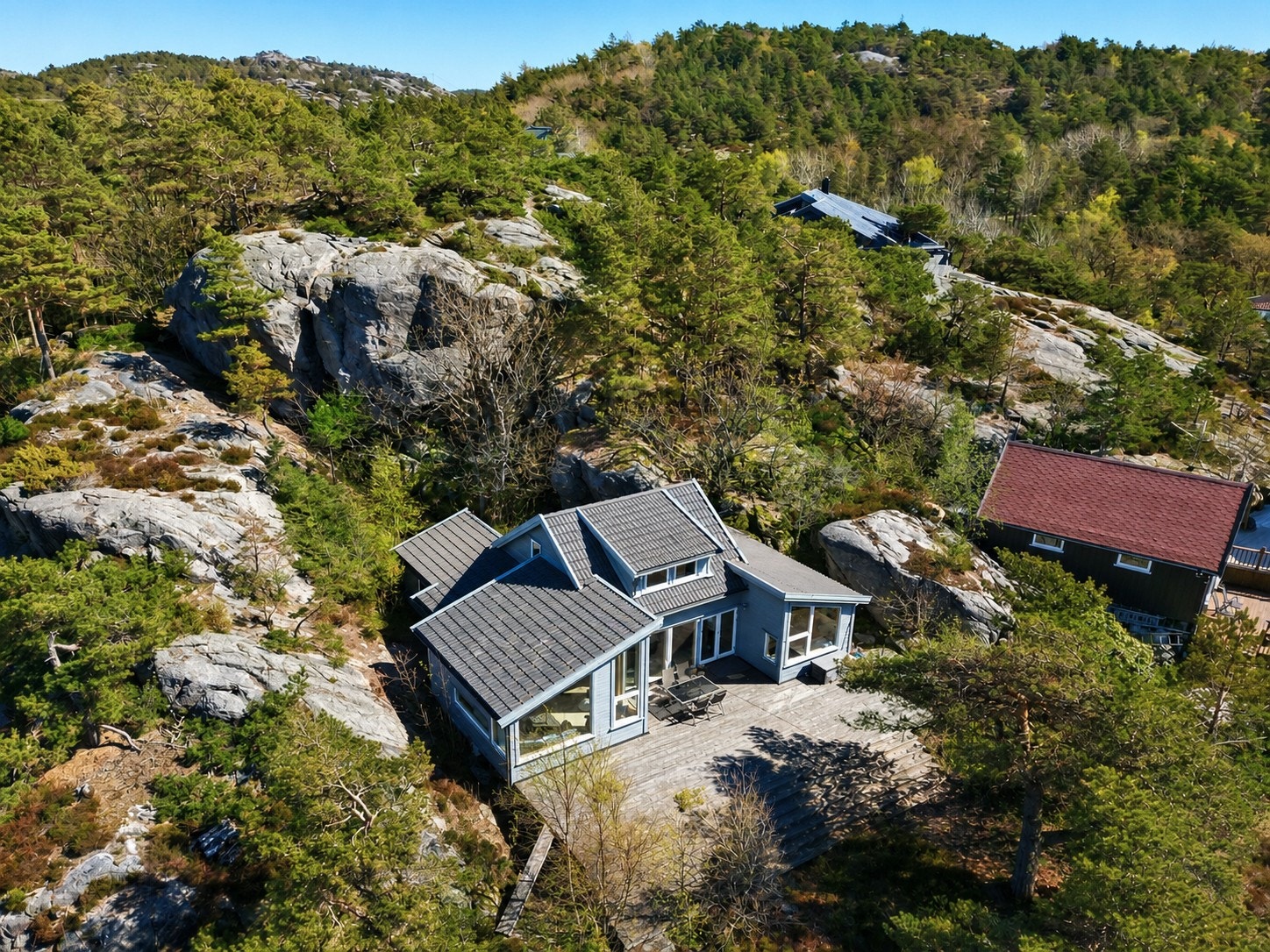 Denne landfaste fritidseiendommen fra 2009 er plassert i et naturskjønt område med nærhet til sjøen! Galleribilde