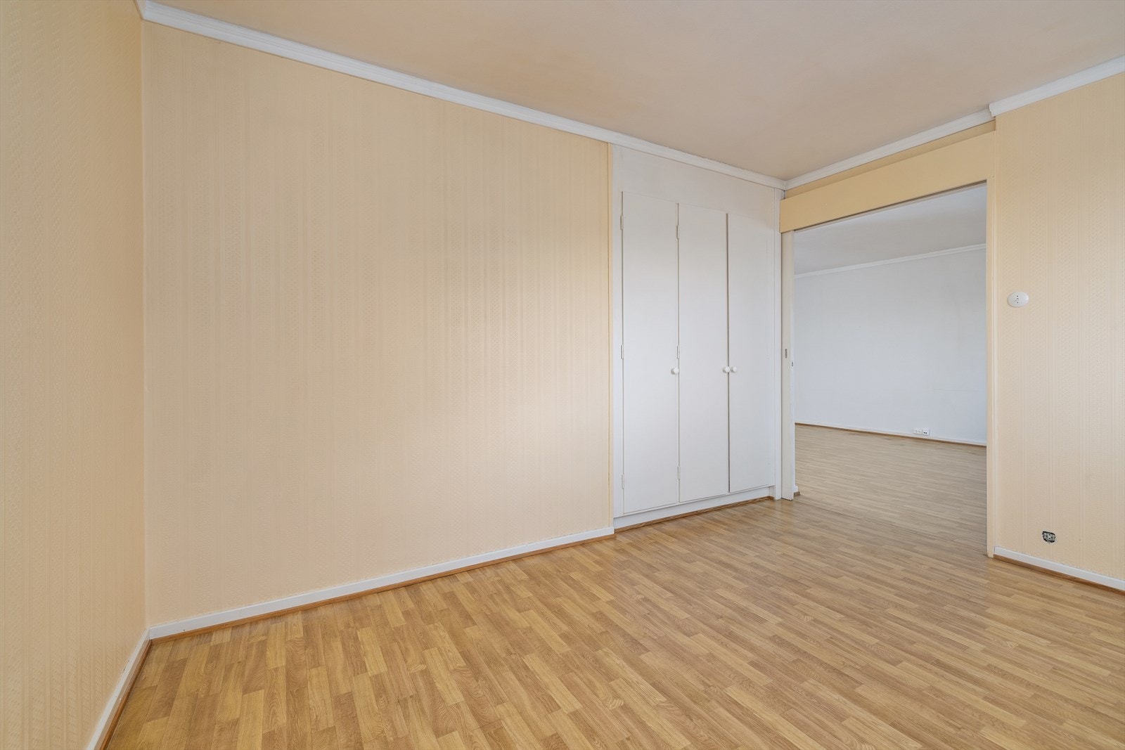 Det ene soverommet har garderobeskap og er adskilt fra stuen med en plassbesparende skyvedør. Galleribilde
