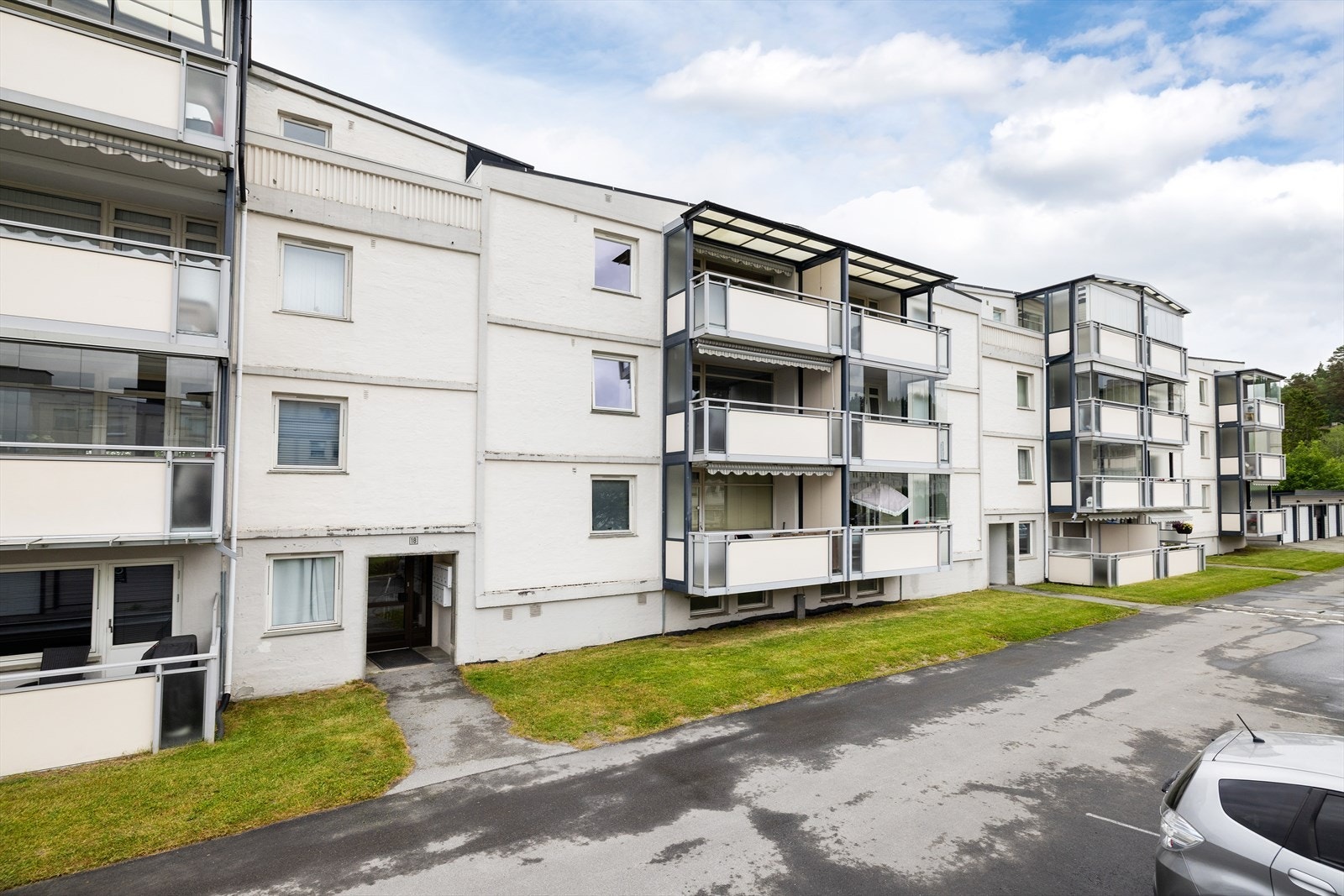 Bygningen er oppført i betong- og lettbetongkonstruksjon. Borettslaget har utført rørfornying av felles avløpsrør i 2021. Galleribilde