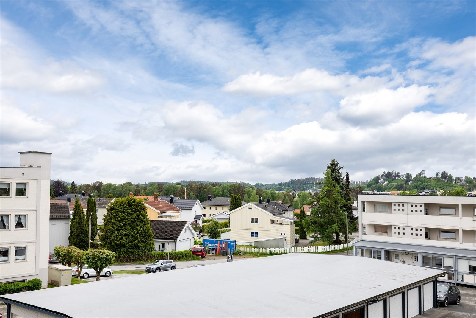 Fra leiligheten er det kort gangavstand til Rema 1000 for dagligvarehandel, og en kort spasertur til Hønefoss sentrum. Galleribilde
