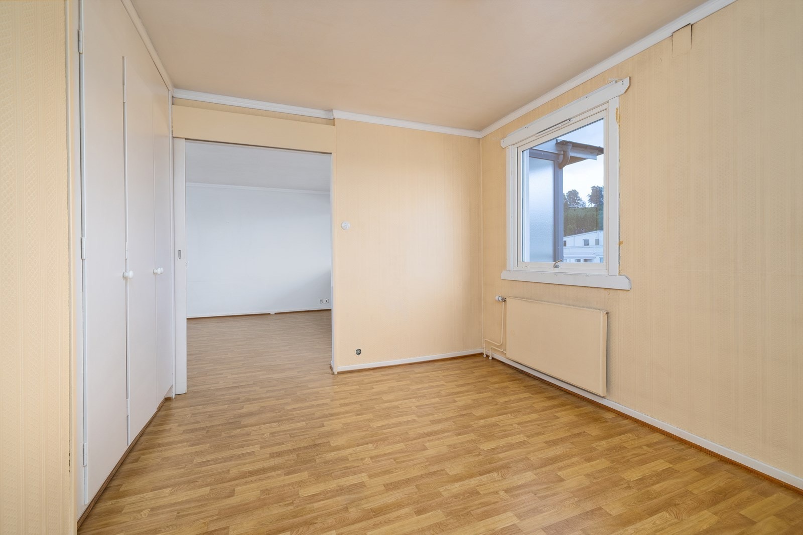 Rommet har radiator for oppvarming og vinduer med 2-lags isolerglass. Galleribilde