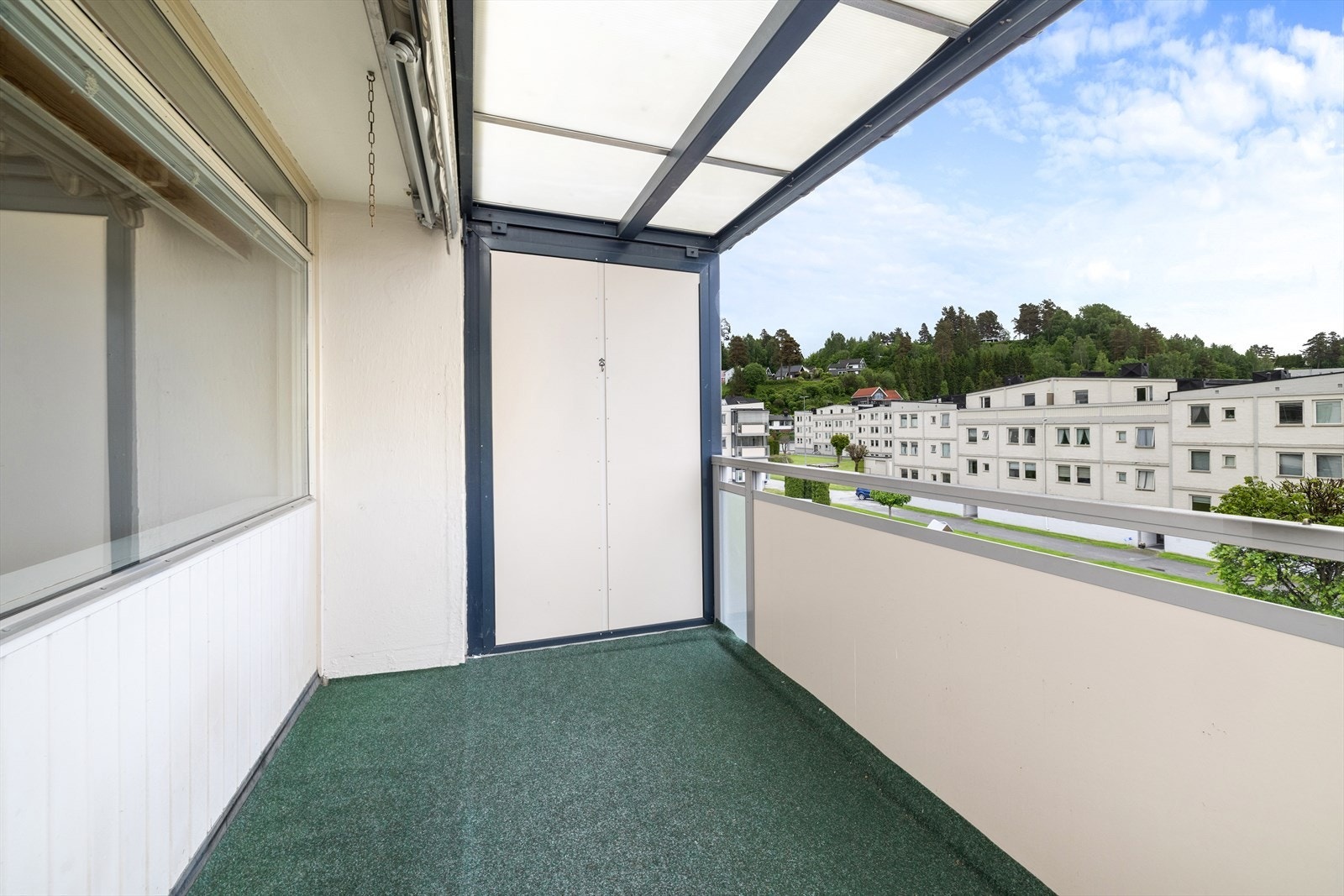 Den romslige balkongen har god plass til en sittegruppe og er et fint supplement til leiligheten. Galleribilde