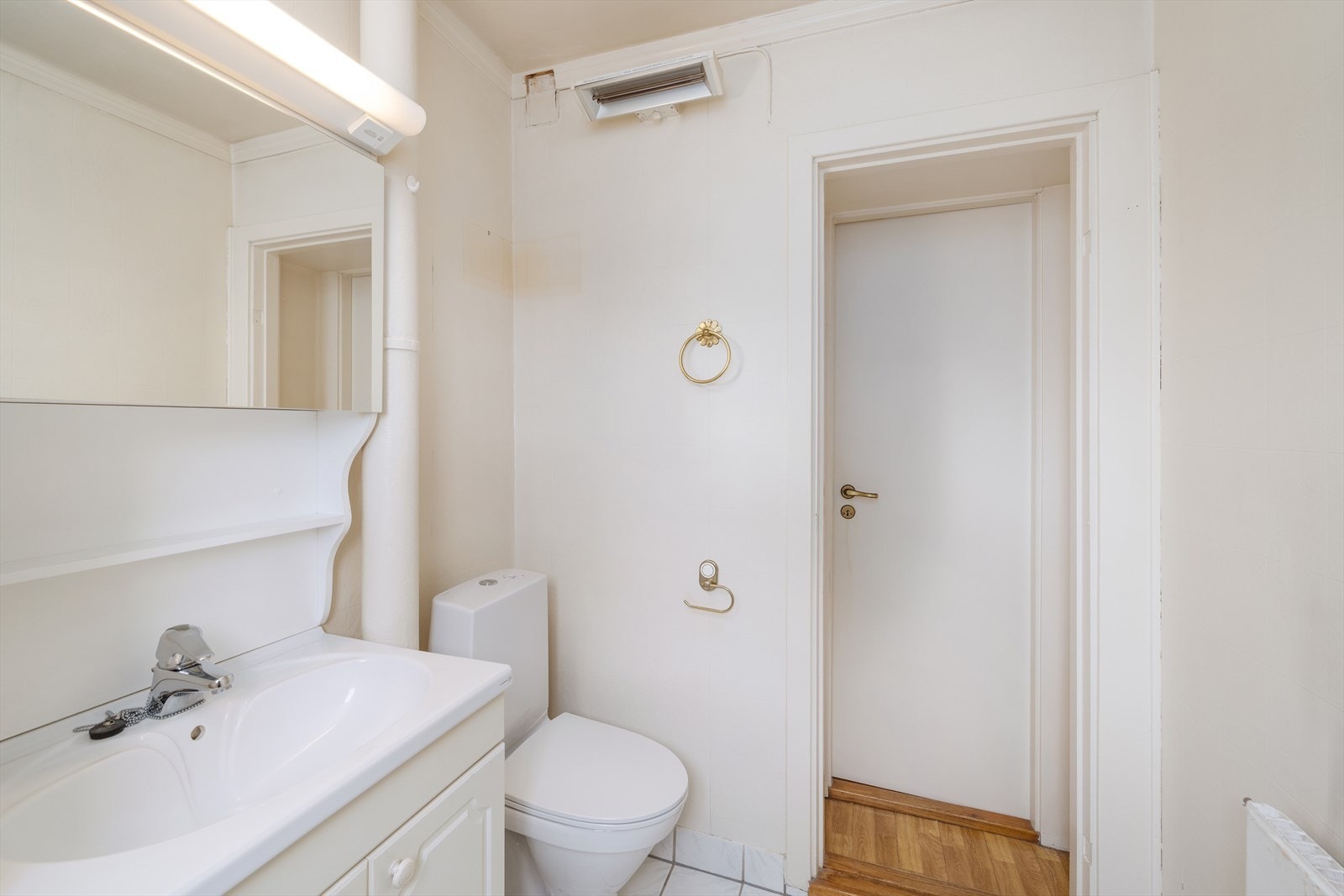 Badet er utstyrt med servantinnredning, speil, toalett og badekar. Galleribilde