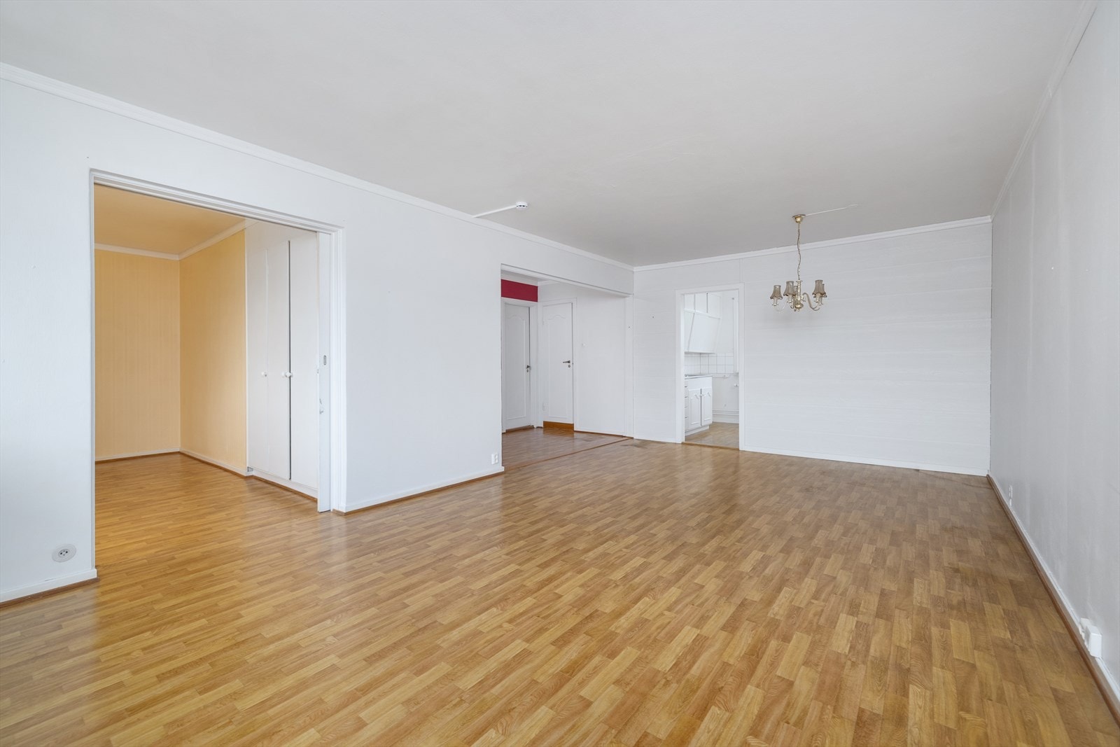 Fra stuen er det åpen tilknytning til gangen og videre adkomst til soverom og kjøkken. Galleribilde