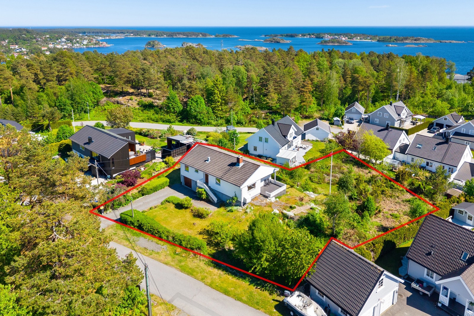 Oversiktsbilde av boligen og tomta. Galleribilde