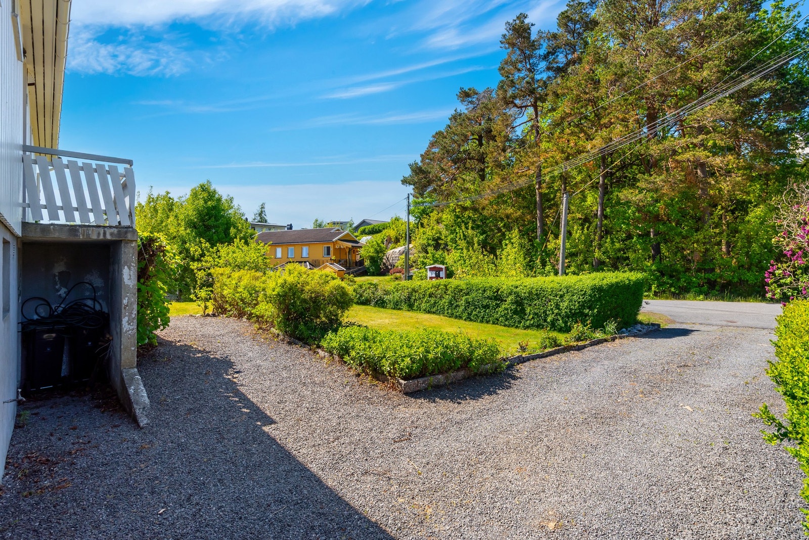 Gruset innkjørsel og god plass til parkering. Galleribilde