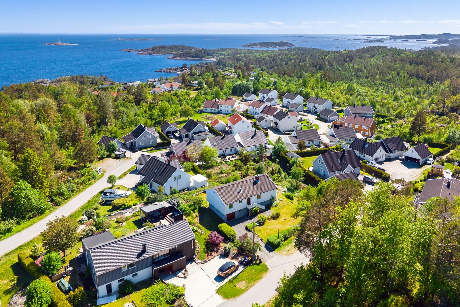 Oversiktsbilde av eiendommen og nærområdet. Galleribilde