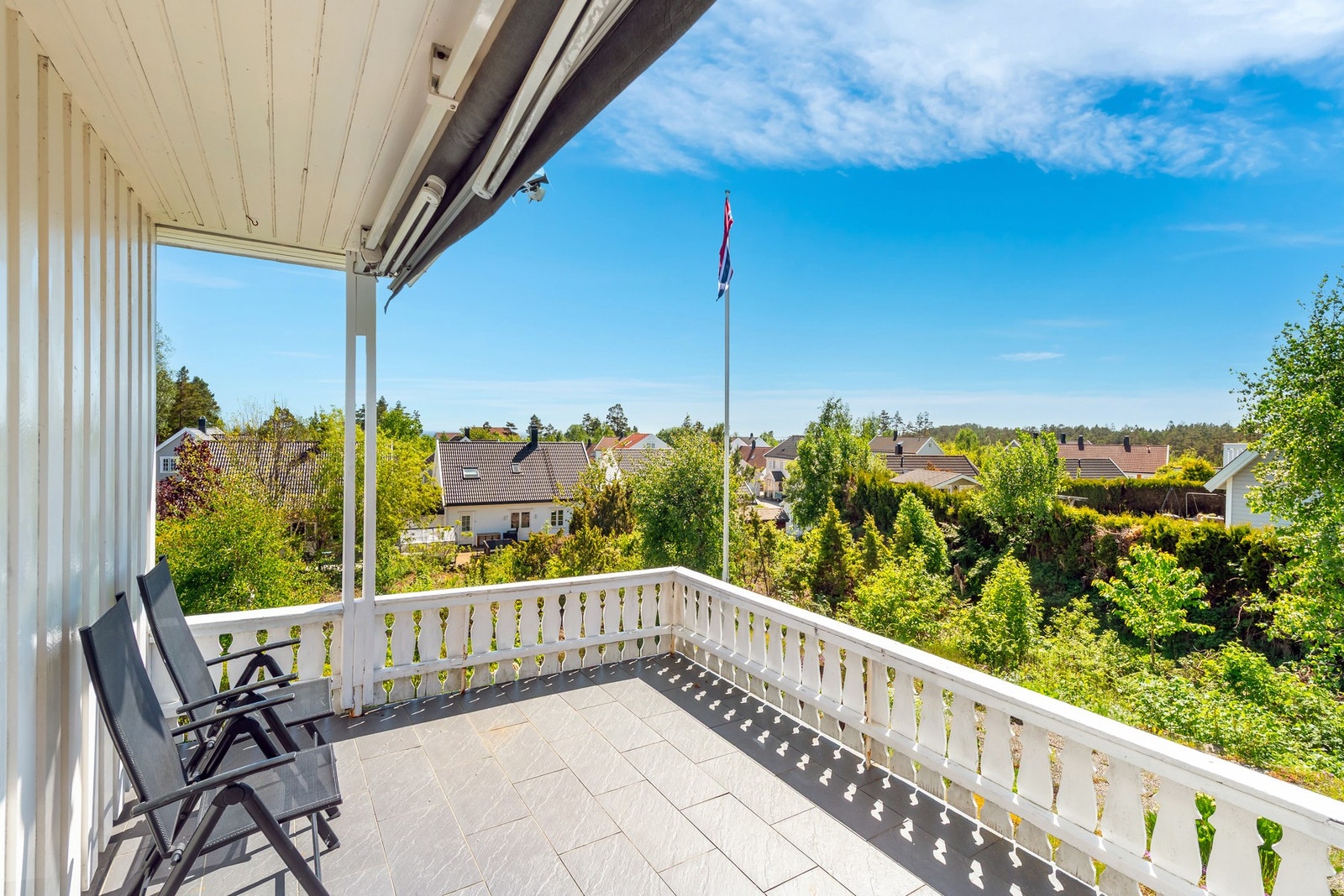 Delvis overbygget terrasse med flere møbleringsmulighter. Galleribilde