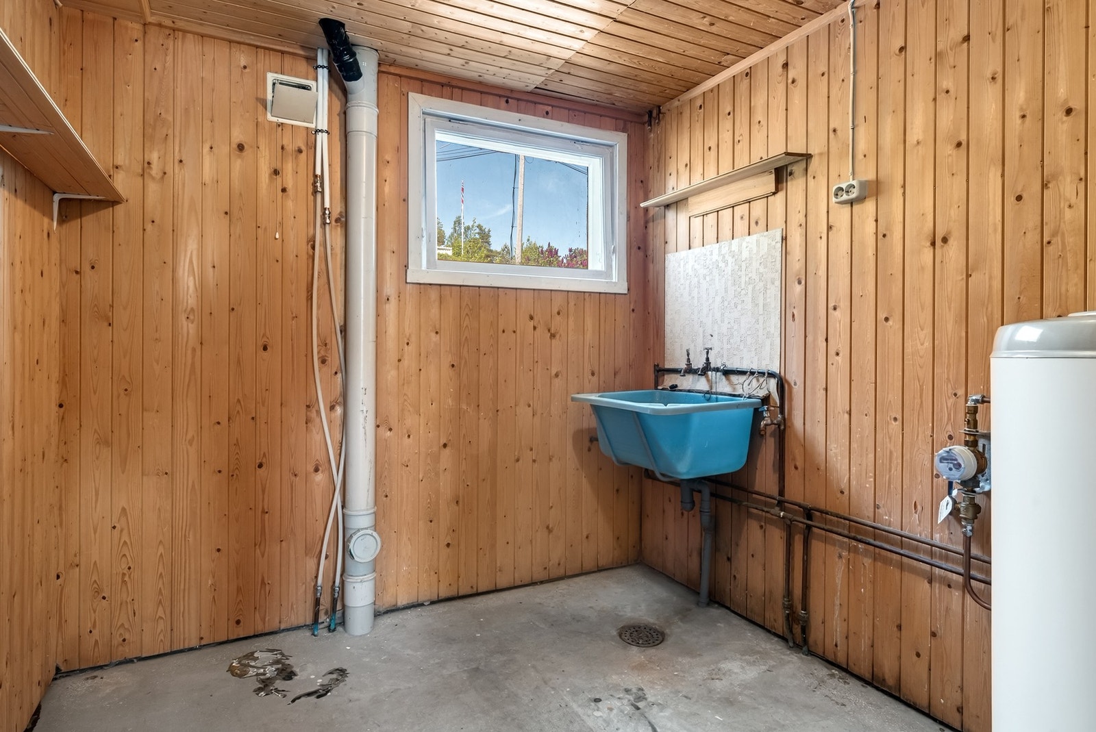 Vaskerom med utslagsvask, varmtvannsbereder og opplegg for vaskemaskin. Galleribilde