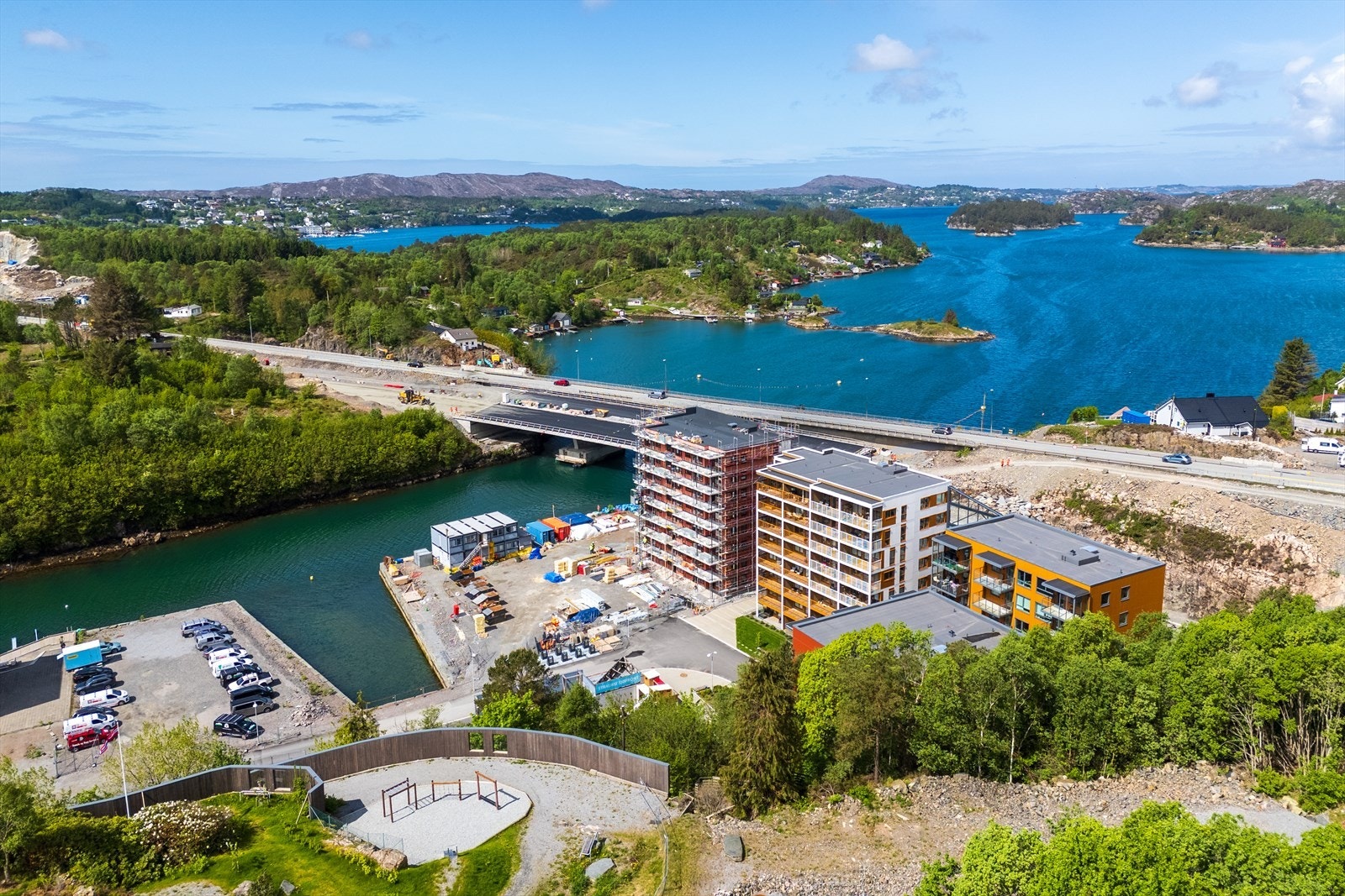 Eiendommen ligger i et etablert og populært boligområde med kort avstand til alt man trenger i hverdagen. Galleribilde
