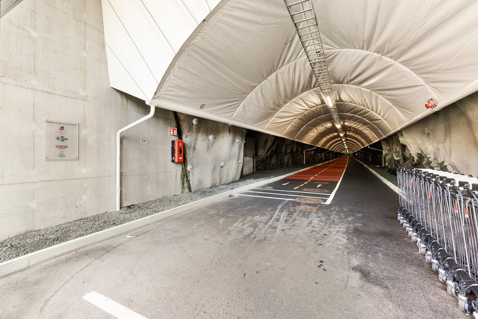 Fra eiendommen er det gang og sykkeltunnel til Kystbygarasjen hvor man kan ta heis rett inn på Sartor senter. Galleribilde