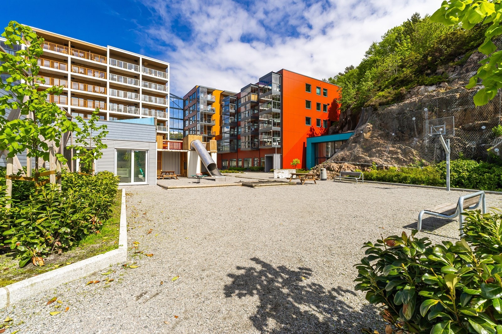 Tilknyttet borettslaget er en hovedpark med badevik, flytebrygge, leke- og grillområde. Galleribilde