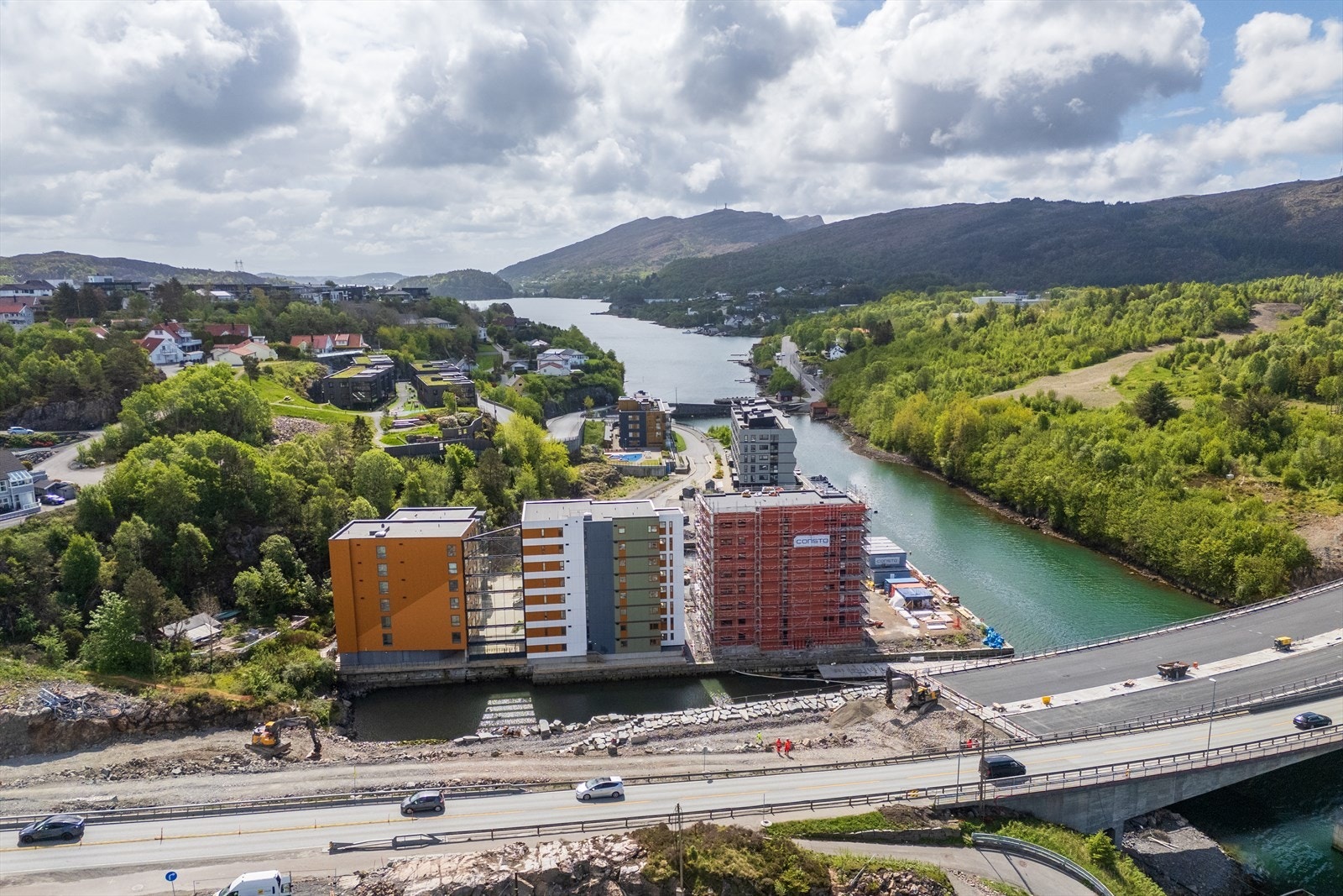 Dette er en attraktiv beliggenhet som kombinerer nærhet til handel, servicetilbud, kollektivtransport og fritidsaktiviteter med enkel tilgang til både byliv og naturskjønne omgivelser. Galleribilde