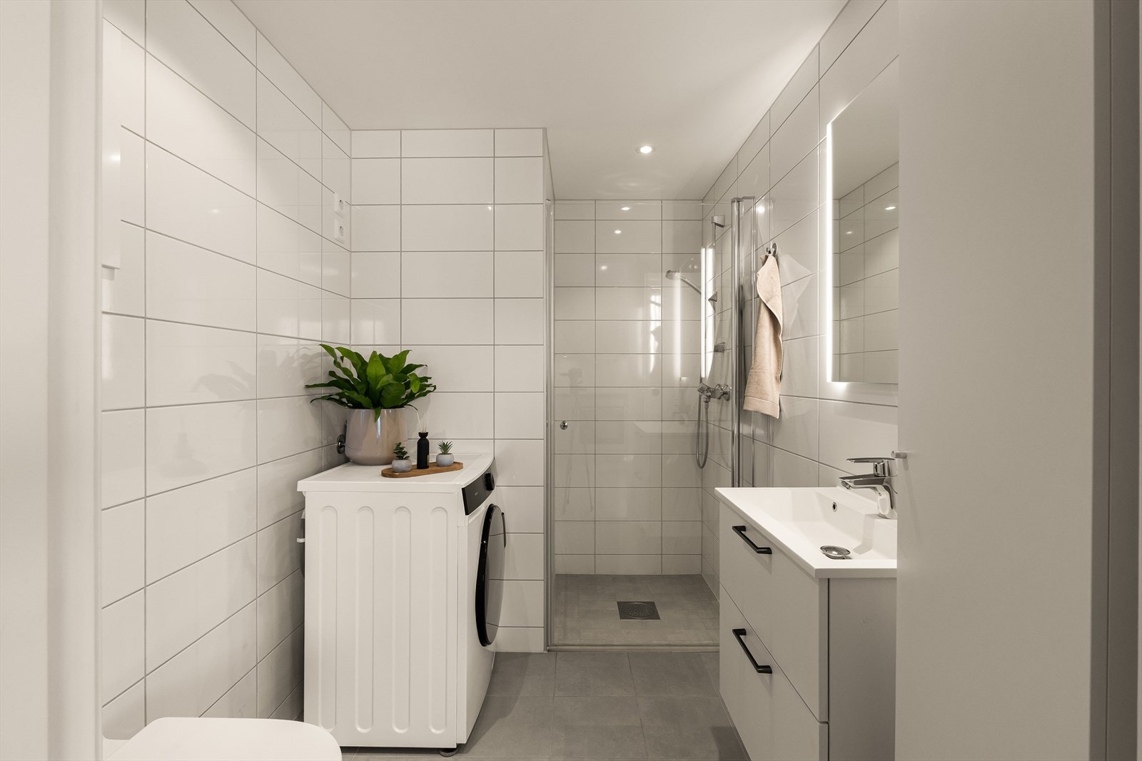 Badet har en god størrelse og fremstår som både moderne og funksjonelt. Galleribilde