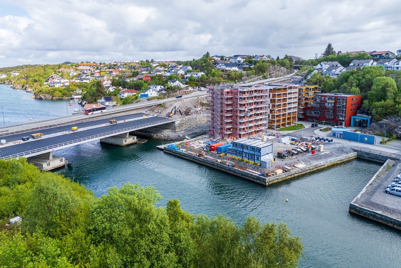 Kollektivtilbudet er svært godt med Straume bussterminal innen kort avstand, hvor det går hyppige bussavganger til Bergen sentrum og øvrige deler av Bergensregionen. Galleribilde