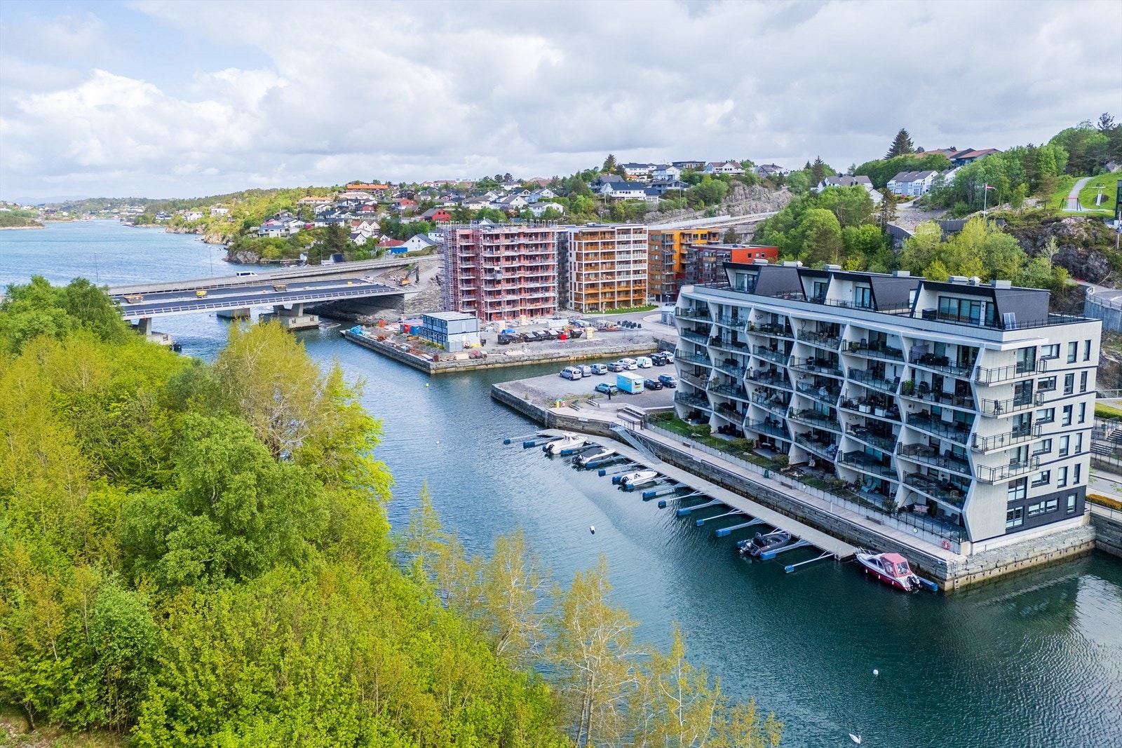 Fra boligen er det kun en kort spasertur til Sartor Storsenter, som er regionens største handels- og servicesenter. Galleribilde