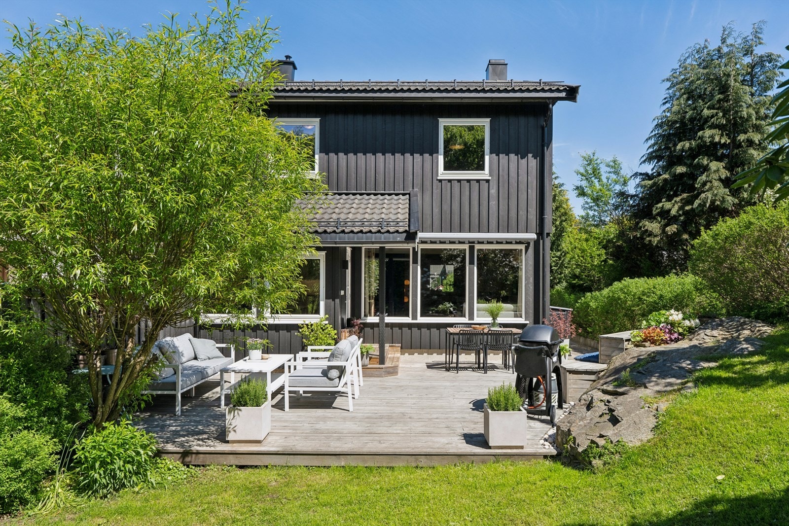Fra stuen er det direkte utgang til den store terrassen og hagen. Galleribilde